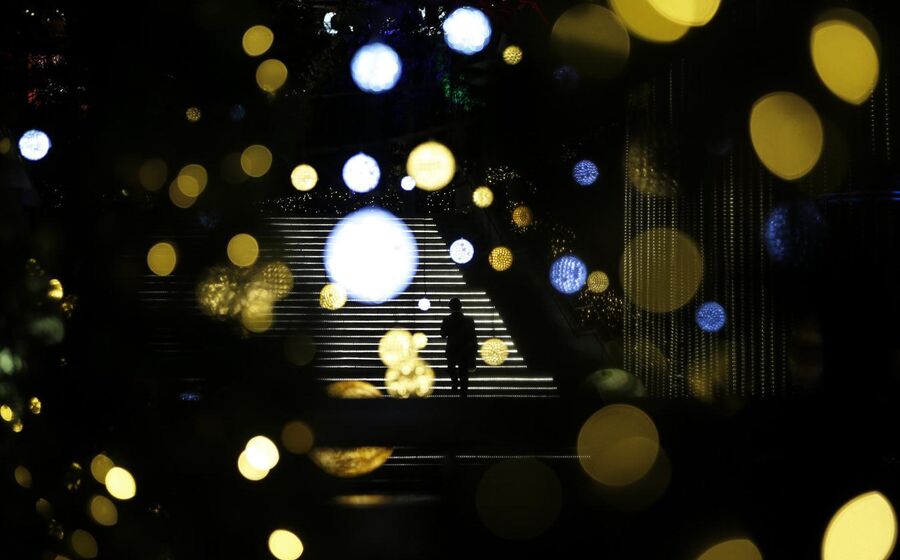 Iluminações de Natal numa rua em Tóquio, no Japão.