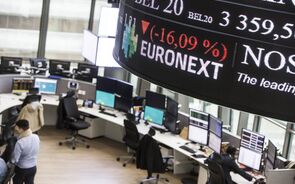 Bolsas corrigem com investidores a focarem-se nos dados negativos