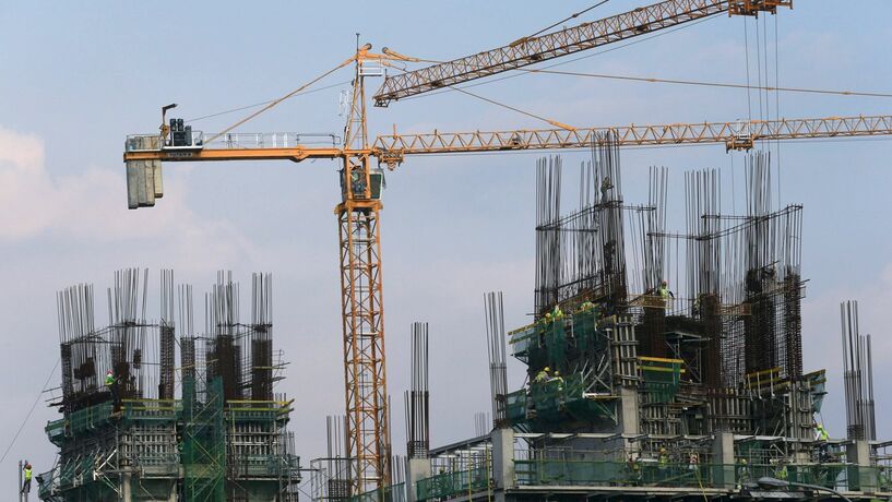 Construção acelera e serviços abrandam no arranque do ano