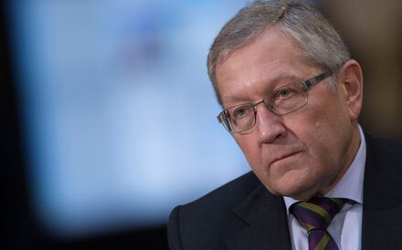 Regling diz que Grécia não necessita de todo o dinheiro do terceiro resgate