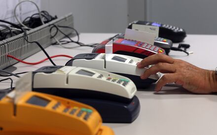 Operações com cartões de pagamento voltam a cair em outubro