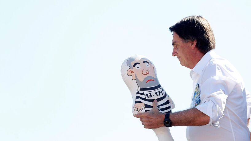 Entre o salvador da pátria e o mito