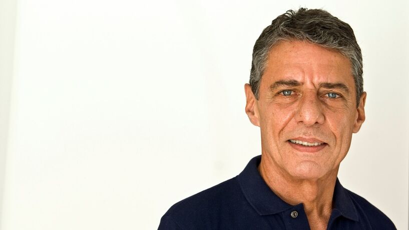 Chico Buarque diz-se duplamente premiado se Bolsonaro não assinar o Prémio Camões