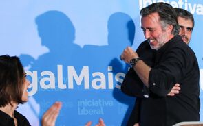 Partidos da direita ultrapassam o PS com impulso dos liberais