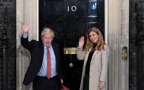 Johnson recebido com vivas em Downing Street após pedir para formar Governo
