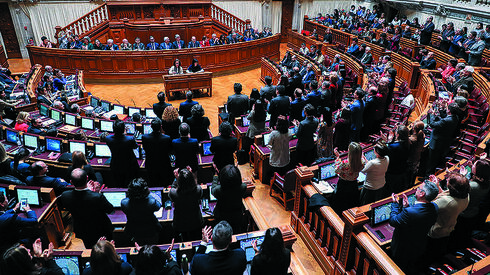 Aprovação do lay-off sem o Parlamento divide constitucionalistas