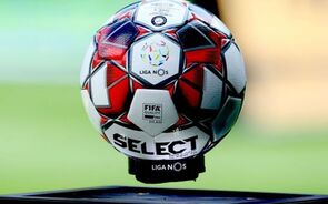 Paragrafino Pescada constata que a bola é redonda e a política esférica