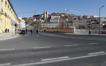 Forças de segurança com lista das pessoas obrigadas a confinamento