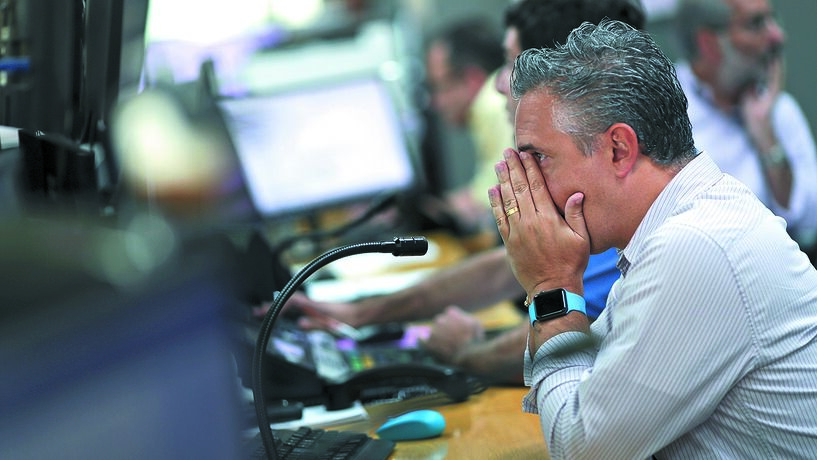 A semana em oito gráficos: bolsas caem em todo o mundo e petróleo marca terceira semana de perdas