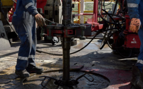 Petróleo sobe com melhoria de dados na China e Zona Euro