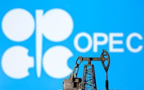 Petróleo em queda à espera de rede da OPEP+
