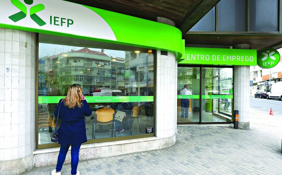 As inscrições nos centros de emprego têm vindo a crescer a um ritmo superior ao dos beneficiários do subsídio de desemprego.