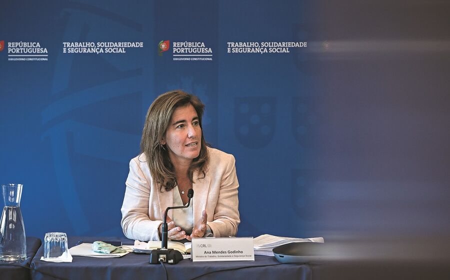 Em pleno verão, há respostas para todos os gostos sobre o verdadeiro custo do subsídio de férias pago a trabalhado res em lay-off. O Governo não esclarece.
