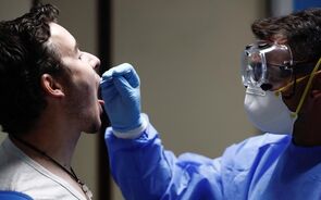 Portugal com 3.817 casos e supera as três mil mortes por covid-19. Casos ativos com maior descida desde maio