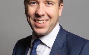 Ministro da Saúde britânico diz que nova estirpe estava 'fora do controlo'