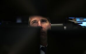 Bazucas não apagam ameaça de Brexit sem acordo. Bolsas caem e juros espanhóis estreiam-se no zero