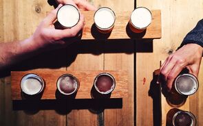 Cervejas portuguesas em cima da mesa 