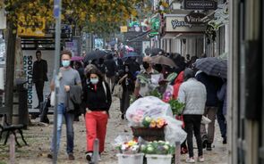 OMS alerta para terceira vaga na Europa e pede uso de máscaras no Natal