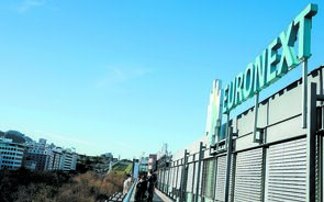 PSI-20 contraria 'mar vermelho' da Europa à boleia de resultados. Sonae e Ramada disparam mais de 7%