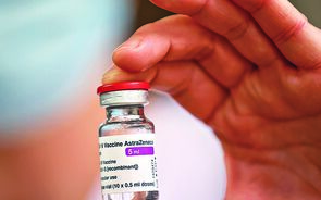 Bruxelas vai proibir exportações de vacinas da AstraZeneca para o Reino Unido