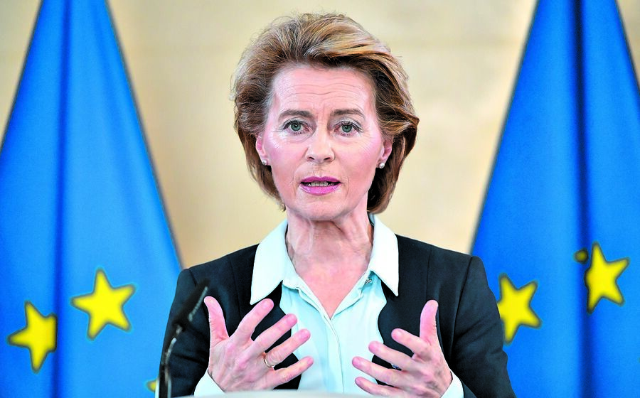 Ursula von der Leyen, presidente da Comissão Europeia, dá a cara pela estratégia comum de negociação da compra de vacinas contra a covid-19.