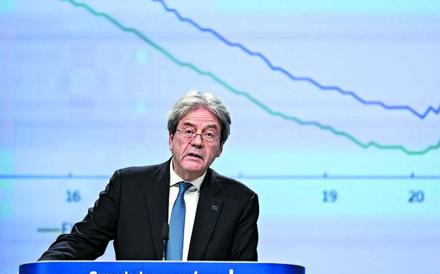 Paolo Gentiloni admitiu que a crise não acaba em dezembro. Regras do défice devem continuar suspensas.
