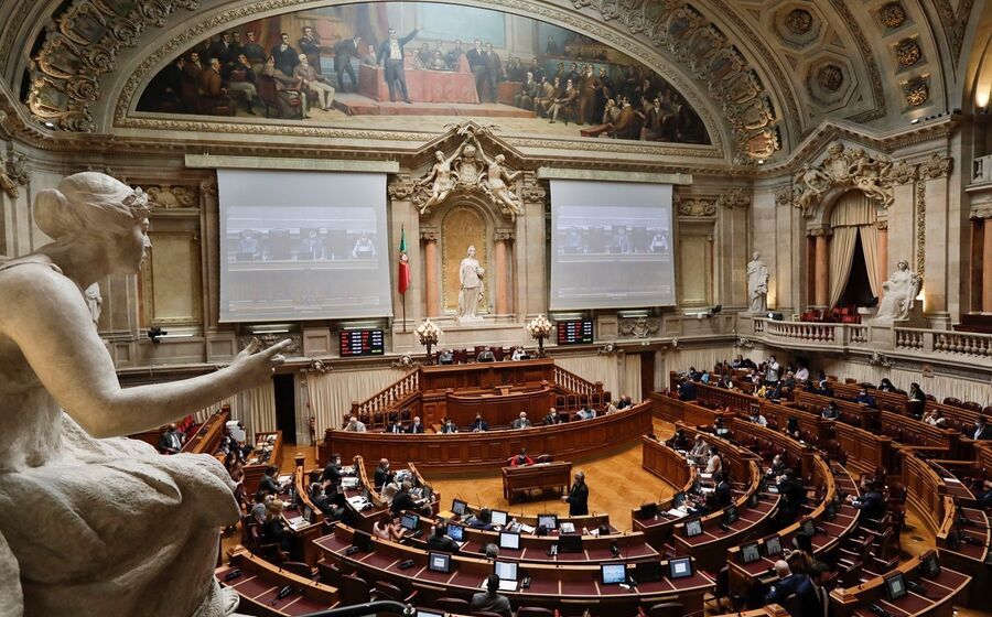O Parlamento aprovou o regime extraordinário e transitório de incentivo à manutenção de postos de trabalho com a lei do OE e deixou para o Governo a tarefa de regulamentar.