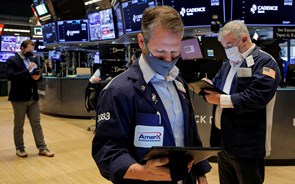 Wall Street cede terreno à espera de ouvir Powell