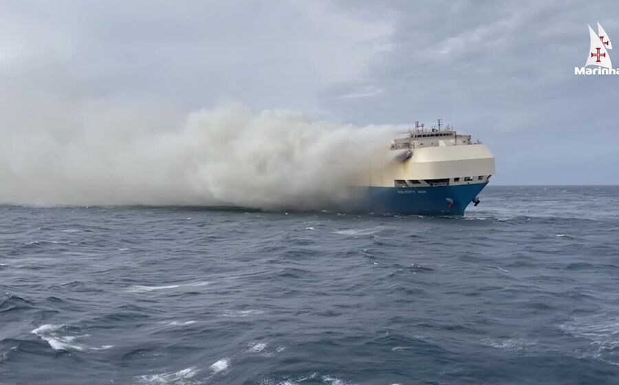 Incêndio a bordo de navio mercante nos Açores diminuiu de intensidade